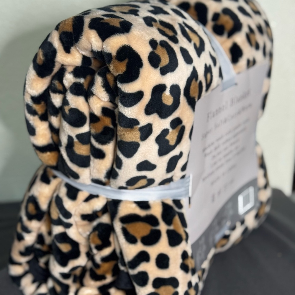 Brand New King sized flannel blanket with a leopard print pattern  brown black - Picture 3 of 4